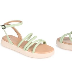NWB Journee comfort sandal